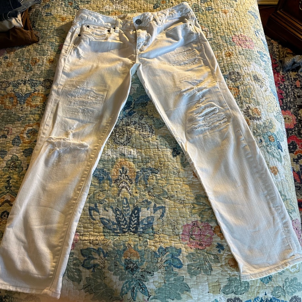 American Eagle distressed white jeans